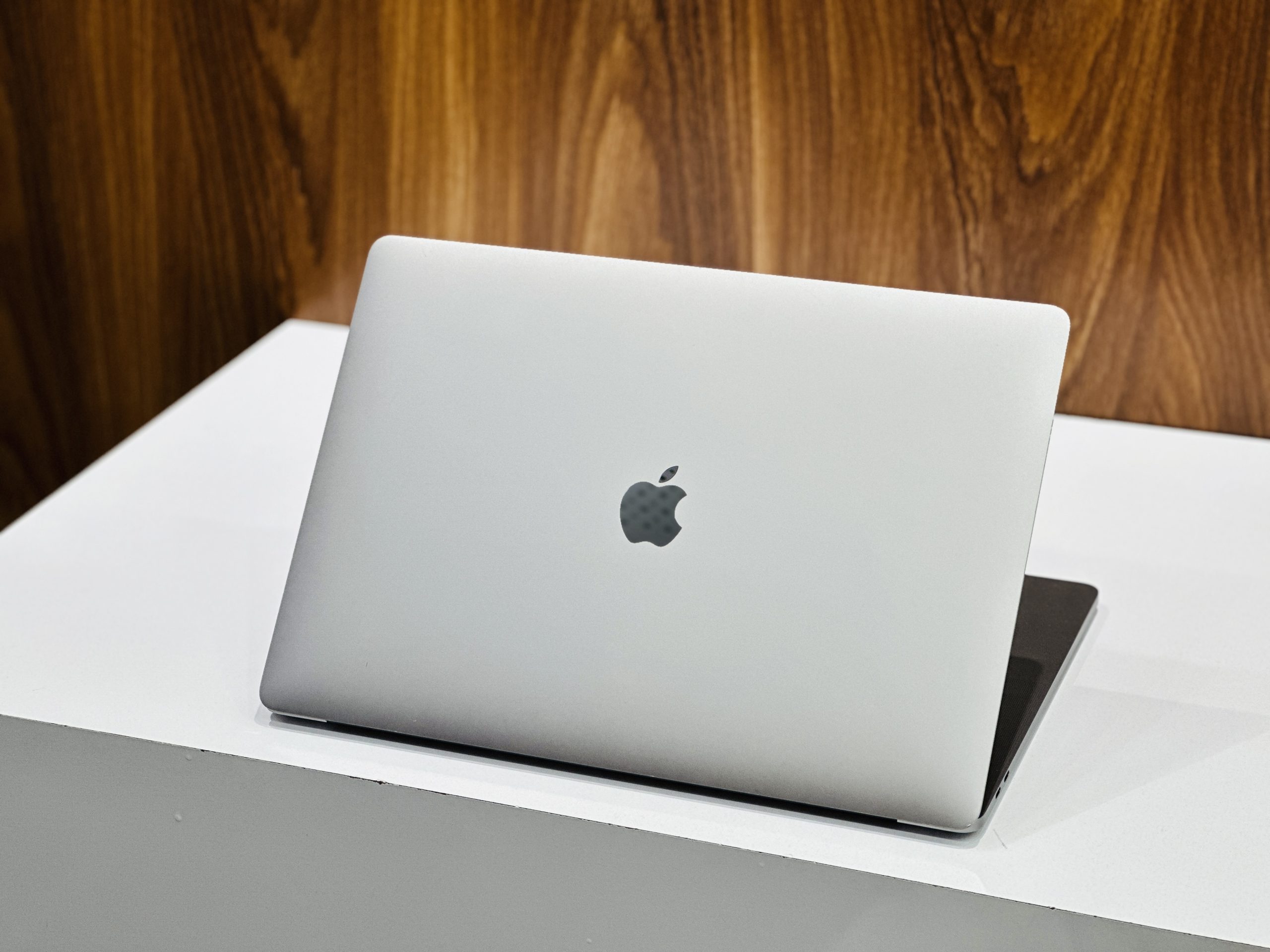 خرید MacBook Pro 2019 استوک i9 رم 32 و SSD 1TB صفحه 16 اینچ